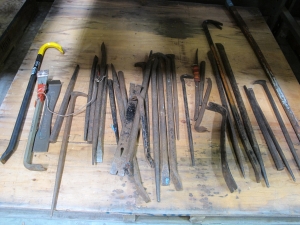 MISC. CROWBARS, PRYBARS, CATS PAWS. LOADING & HANDLING FEE $10-4020